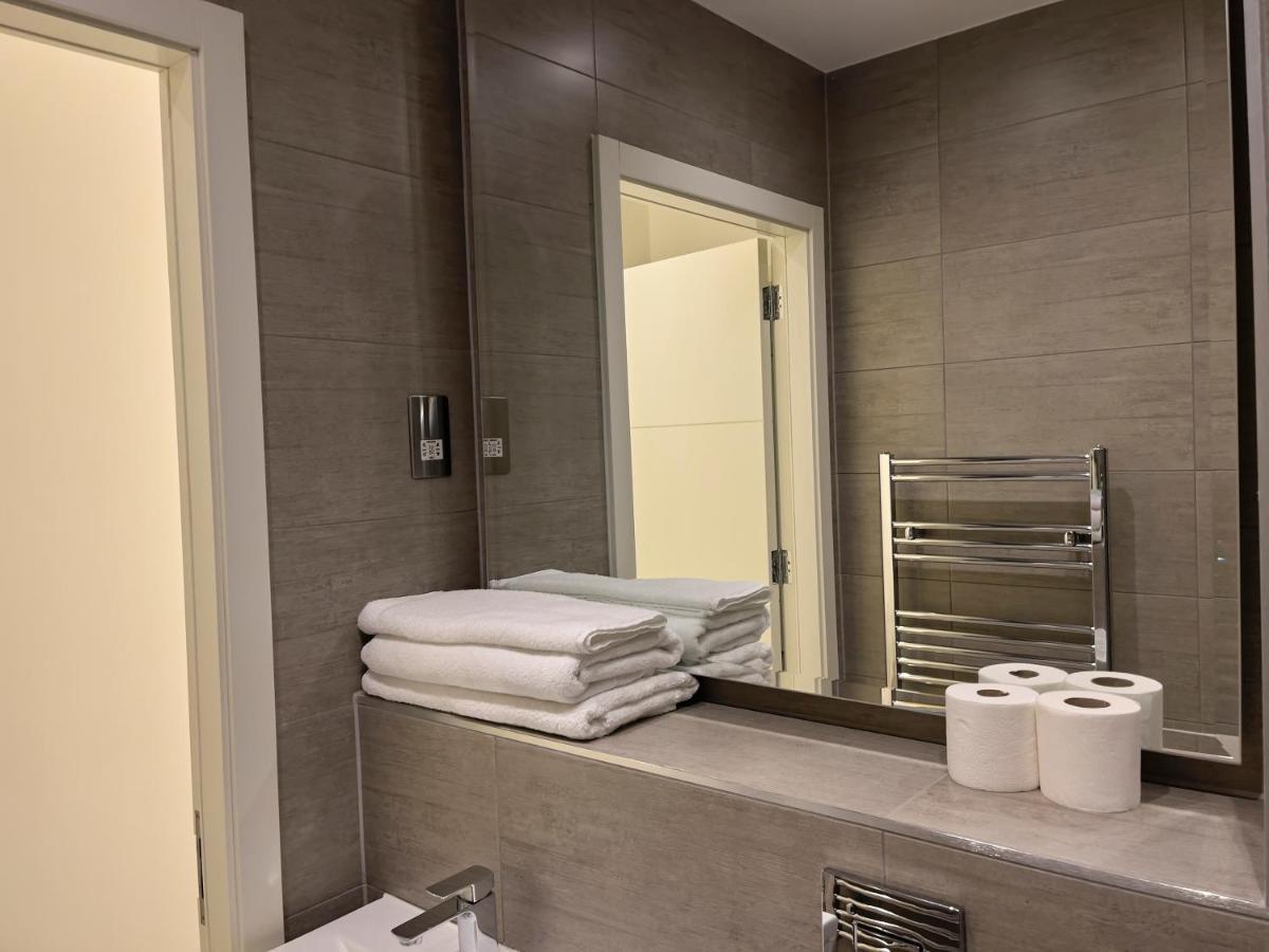 Lovely 2 Double Bedroom Flat With Free Parking - At The Atrium Mk มิลตันคีนส์ ภายนอก รูปภาพ