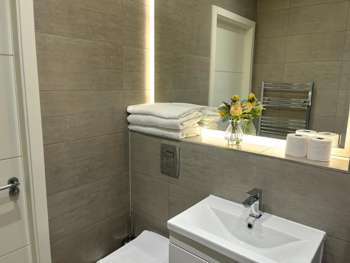 Lovely 2 Double Bedroom Flat With Free Parking - At The Atrium Mk มิลตันคีนส์ ภายนอก รูปภาพ